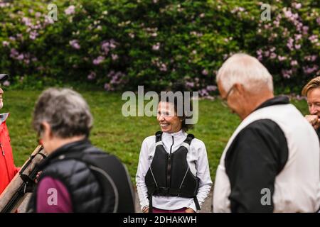 Lächelnde ältere Frau mit männlichen und weiblichen während des Kajakkurses Stockfoto