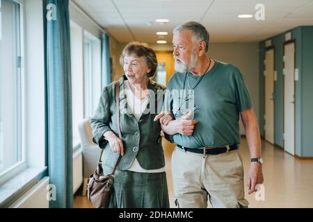 Seniorenpaar, das Arm in Arm im Altenheim geht Stockfoto