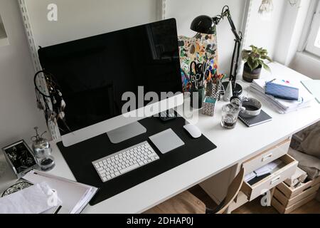 High-Angle-Ansicht des Computers mit Büromaterial auf dem Schreibtisch Zu Hause Stockfoto