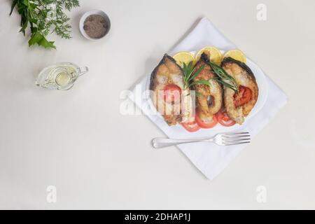 Gebratener Fischkarpfen auf dem Tisch auf einem Teller Stockfoto