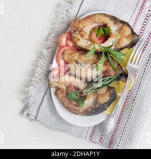 Gebratener Fischkarpfen auf dem Tisch auf einem Teller Stockfoto