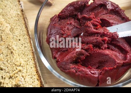 Sizilianische Produkte: Eine Schüssel mit konzentrierter Tomatensauce namens 'Astratto' Stockfoto