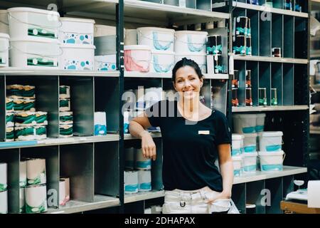 Portrait der lächelnden Verkäufin im Baumarkt Stockfoto