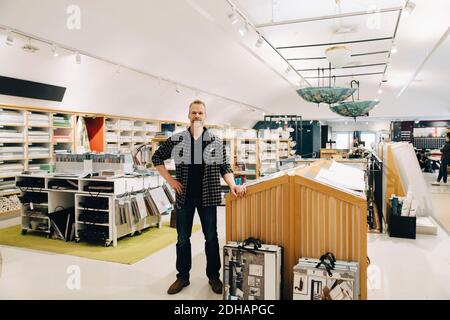 In voller Länge Porträt des Mannes im Laden stehen Stockfoto
