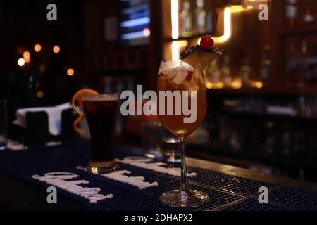 Biercocktail in martini-Gläsern mit Obst zu weihnachten dekoriert Party Stockfoto