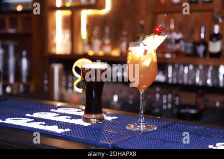 Biercocktail in martini-Gläsern mit Obst zu weihnachten dekoriert Party Stockfoto