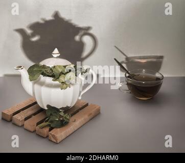 Kräutertee mit Salbei in einer Teekanne und Tasse Stockfoto