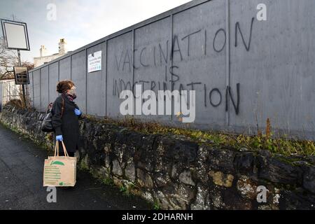 Anti-Impfpropaganda Graffiti auf Wände um eine stillgediente Kneipe in Madeley, Telford, Shropshire gesprüht. Anti-Impfstoff Stockfoto