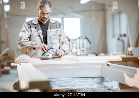 Zimmermann Schleifen Tischlerei Produkt mit Schnitzereien, Finishing Holzarbeiten in der Zimmerei Herstellung Stockfoto