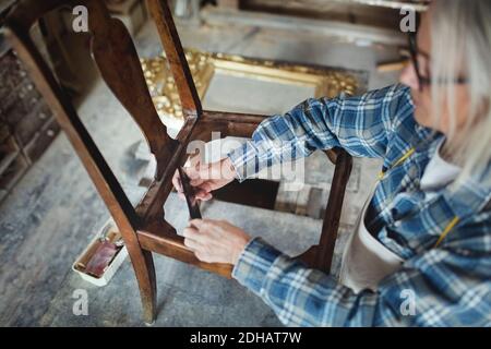 High-Winkel-Ansicht der Handwerker machen Holzstuhl in der Werkstatt Stockfoto