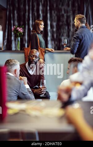 Geschäftsleute diskutieren während der Konferenz im Büro bei einem Drink Stockfoto