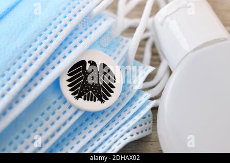 Schutzmasken, Desinfektionsmittel und deutscher Bundesadler, Symbolfoto Nationale Gesundheitsreserve Stockfoto