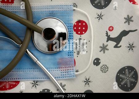 Frohes neues Jahr mit medizinischer Maske und Stethoskop Stockfoto