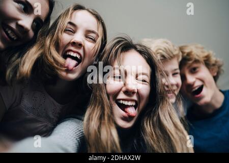 Low-Angle-Ansicht von fröhlichen Freunden zu Hause Stockfoto