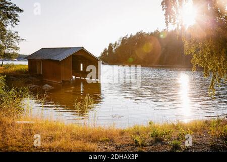 Stelzenhaus über See gegen Himmel an sonnigen Tag Stockfoto