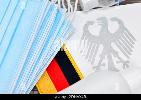 Schutzmasken, Desinfektionsmittel und deutscher Bundesadler, Symbolfoto Nationale Gesundheitsreserve Stockfoto