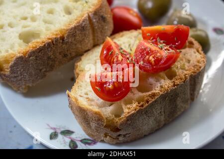 Monreale Brot gewürzt mit Olivenöl und Kirschtomaten Stockfoto