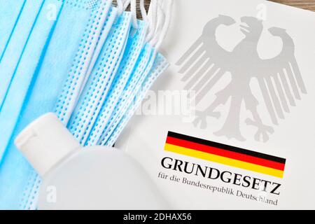 Schutzmasken, Desinfektionsmittel und deutscher Bundesadler, Symbolfoto Nationale Gesundheitsreserve Stockfoto