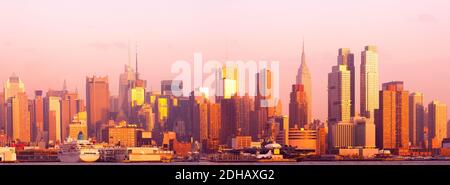 Skyline von Midtown Manhattan bei Sonnenuntergang, New York City, NY, USA Stockfoto