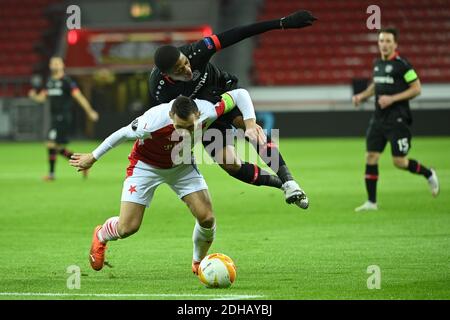 Leverkusen, Deutschland. Dezember 2020. Fußball: Europa League, Gruppenphase, Gruppe C, Matchday 6, Bayer 04 Leverkusen - Slavia Prag in der BayArena. Jan Boril (l) aus Slavia Prag und Bayer Leverkusens Leon Bailey kämpfen um den Ball. Quelle: Ina Fassbender/AFP/Pool/dpa/Alamy Live News Stockfoto