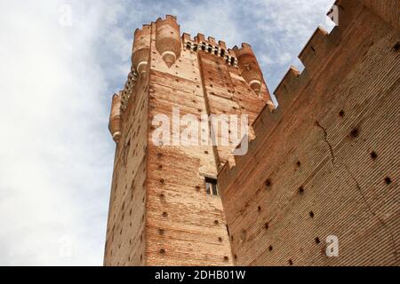 Der Hauptplatz Turm des Keep des 14.. - Burg von La Mota Medina del Campo aus dem 15. Jahrhundert Valladolid Spanien an einem heißen Sommertag Stockfoto