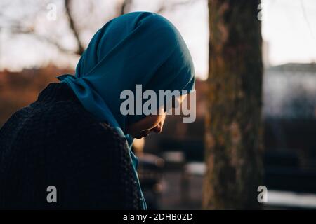 Seitenansicht einer jungen Frau mit Hijab Stockfoto