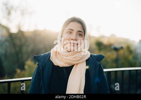 Nachdenkliches Teenager-Mädchen trägt Hijab Blick weg gegen den Himmel Stockfoto