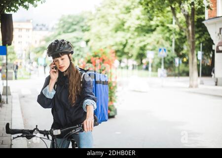 Frau, die sich auf dem Handy an der Straße unterhielt Stadt Stockfoto