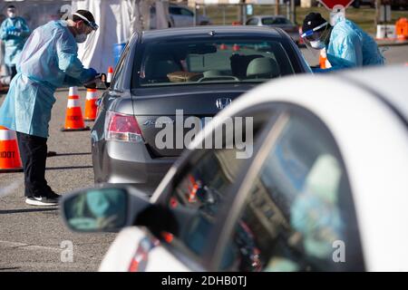 Pawtucket, Usa. Dezember 2020. Medizinisches Personal führt am Donnerstag, den 10. Dezember 2020, COVID-19-Tests auf einem Drive-Through-Testgelände auf dem Parkplatz des McCoy Stadions in Pawtucket, Rhode Island, durch. Der Staat hat derzeit die höchste Pro-Kopf-COVID-19-Rate des Landes. Foto von Matthew Healey/UPI Kredit: UPI/Alamy Live Nachrichten Stockfoto