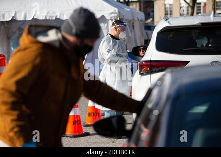 Pawtucket, Usa. Dezember 2020. Medizinisches Personal führt am Donnerstag, den 10. Dezember 2020, COVID-19-Tests auf einem Drive-Through-Testgelände auf dem Parkplatz des McCoy Stadions in Pawtucket, Rhode Island, durch. Der Staat hat derzeit die höchste Pro-Kopf-COVID-19-Rate des Landes. Foto von Matthew Healey/UPI Kredit: UPI/Alamy Live Nachrichten Stockfoto