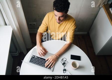 Blick auf einen Mann mittleren Erwachsenen mit Laptop Tabelle Stockfoto