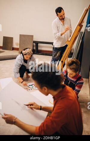 Männliche und weibliche Künstler arbeiten im Kunststudio Stockfoto