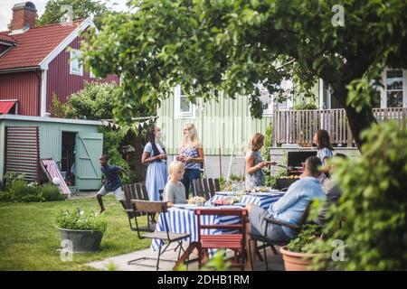 Freunde genießen Gartenparty am Wochenende Party im Sommer Stockfoto