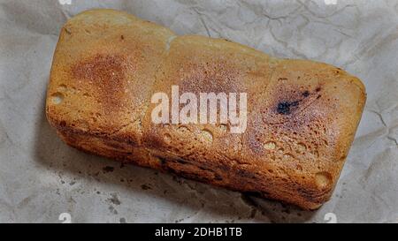 Nahaufnahme von frisch gebackenem Brot auf einem Blatt Kraftpapier. Stockfoto