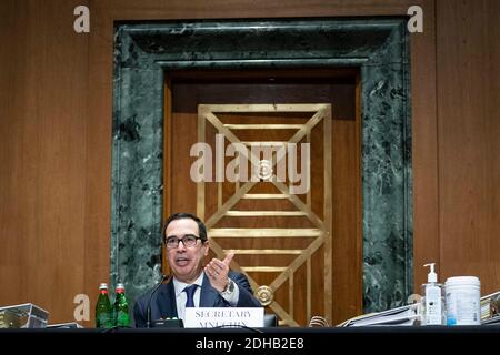 Washington, USA. Dezember 2020. WASHINGTON, USA - 10. DEZEMBER: Finanzminister Steven Mnuchin bezeugt vor der Aufsichtskommission des Kongresses während einer Anhörung über die "Prüfung von Darlehen an Unternehmen, die für die Aufrechterhaltung der nationalen Sicherheit entscheidend sind" auf dem Capitol Hill in Washington, DC, Donnerstag, 10. Dezember 2020. (Foto von Sarah Silbiger/Sipa USA) Quelle: SIPA USA/Alamy Live News Stockfoto