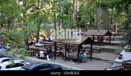 Picknick- und Grillplatz im Platania Naturreservat bei Trodos Bergen, Zypern Stockfoto