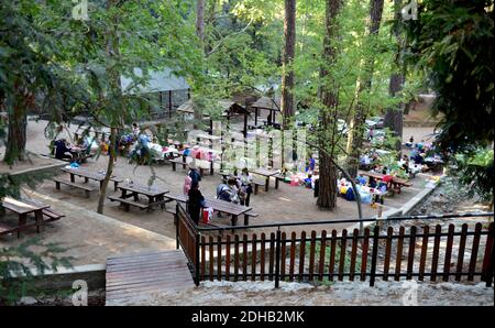 Picknick- und Grillplatz im Platania Naturreservat bei Trodos Bergen, Zypern Stockfoto