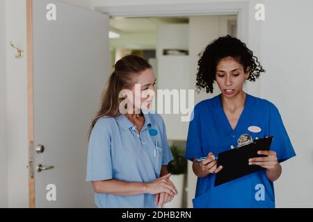 Krankenschwester zeigt medizinische Berichte an Arzt im Krankenhaus Stockfoto