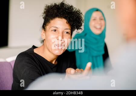 Nahaufnahme einer Geschäftsfrau, die während des Meetings im Convention Center diskutiert Stockfoto