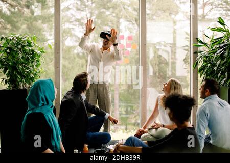 Geschäftsmann im Virtual-Reality-Simulator während der Tagung im Convention Center Stockfoto