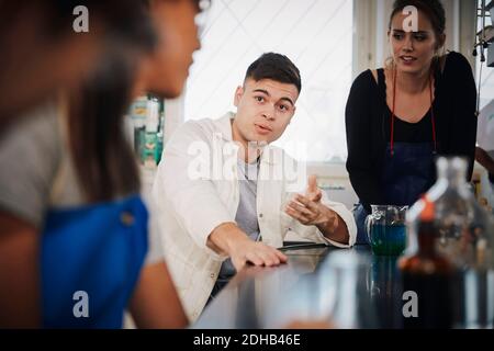 Junge multiethnische Chemiestudenten diskutieren im Universitätslabor Stockfoto