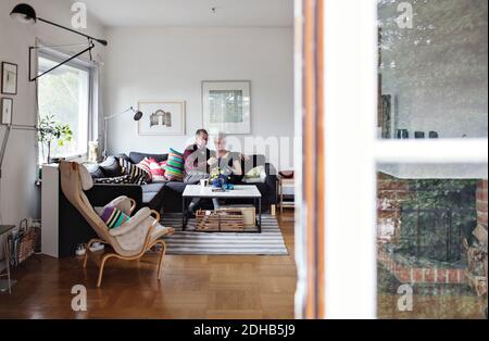 Seniorenpaar sitzt auf dem Sofa im Wohnzimmer zu Hause Stockfoto