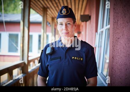 Porträt einer Polizistin, die auf dem Balkon auf der Polizeistation steht Stockfoto