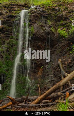 Wasserfall in der Nähe von Kouty nad Desnou Dorf im Sommer Tag in Wald Stockfoto