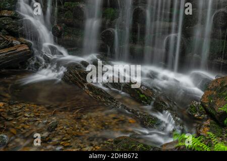 Wasserfall in der Nähe von Kouty nad Desnou Dorf im Sommer Tag in Wald Stockfoto