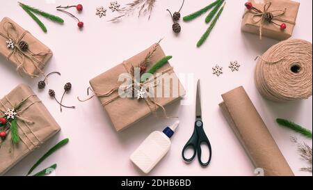 Schritt 11.Schritt für Schritt Anleitung zu umweltfreundlich und Null Abfall Weihnachtsgeschenk Verpackung.verpackt und dekoriert mit natürlichen Pflanzen, unter Materialien Für e Stockfoto