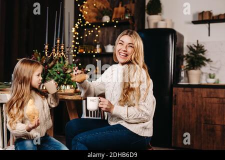 Glückliche Familie Mutter und Kind essen weihnachtskekse Stockfoto