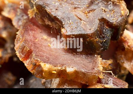 Nahaufnahme von Scheiben südafrikanischen Rindfleisch Biltong mit Fett Stockfoto