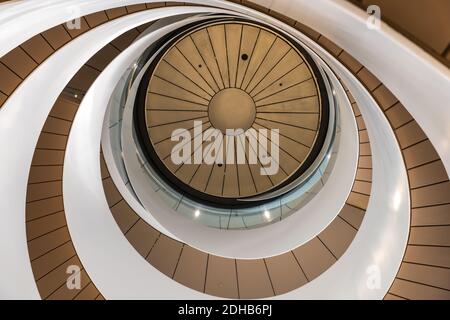 Eine ineinander verschlungene Doppelhelix-Treppe aus australischem Stahl und gebogenem Glas verbindet die Ebenen 4 bis 7 in UTS Central, Gebäude 2 an der Universität Stockfoto