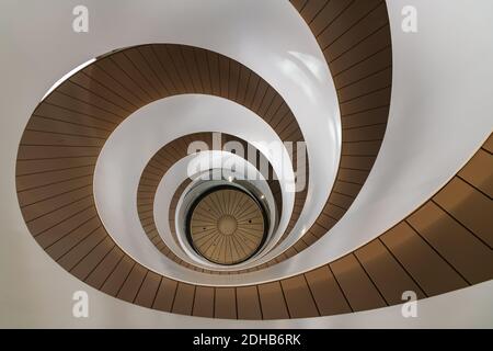 Eine ineinander verschlungene Doppelhelix-Treppe aus australischem Stahl und gebogenem Glas verbindet die Ebenen 4 bis 7 in UTS Central, Gebäude 2 an der Universität Stockfoto